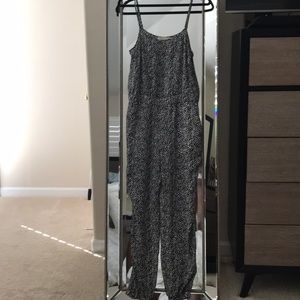 A must have!! Black and white jumper